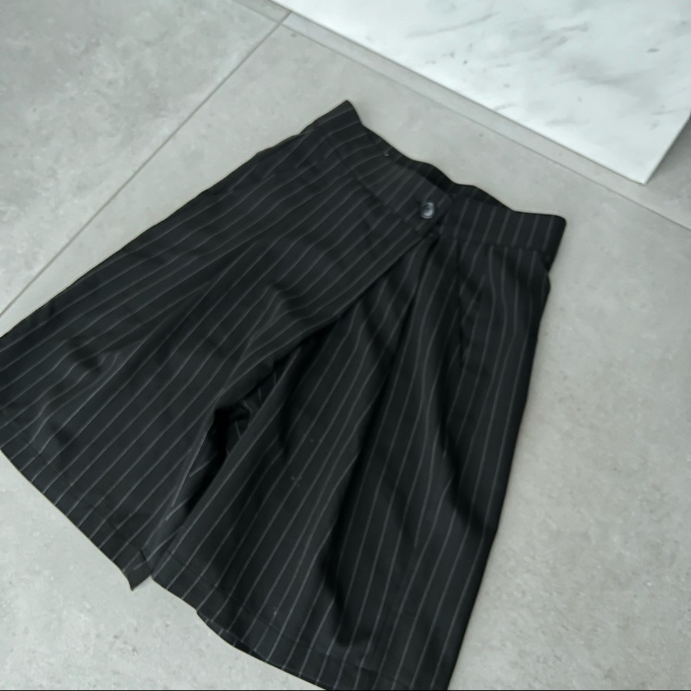 STORETS PINSTRIPE CAPRI SHORTS - Picture 2 of 7